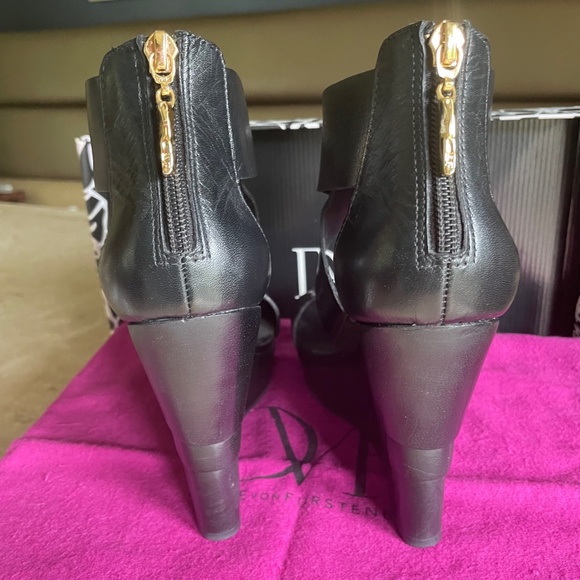 Diane Von Furstenberg DVF Opal Wedge Sandals Leather Criss Cross Size 7.5 - Picture 12 of 12